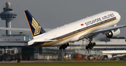 Image for article White Smoke Emits From SIA Boeing 787-10 Plane at Narita Airport