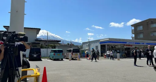 Image for article New Mount Fuji Photo Spot Flocked by Tourists Causing Media Frenzy