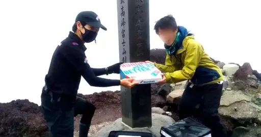 Image for article Domino’s Delivery Rider Hikes Japan’s Highest Mountain to Deliver Pizza