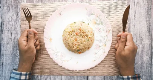 Image for article This British Etiquette Expert Says You Should Eat Rice With Fork & Knife