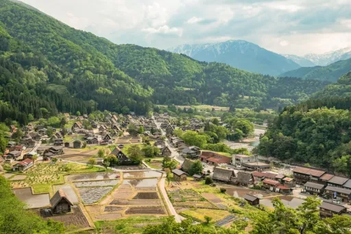 Image for article The Quiet Shirakawa-Go Is Considered to Be Japan’s Most Beautiful Village
