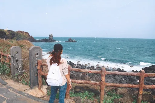 Image for article The Different Ways to Say “Bye” in Korean for Bittersweet Partings