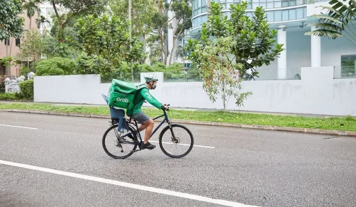 Image for article This Courier Isn’t Your ‘Ordinary’ Delivery Rider — It’s Grab’s CEO Himself