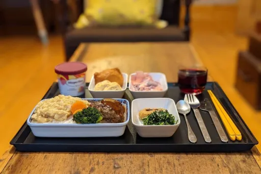Image for article Meet the Thai Frequent Flyer Who Recreates Airplane Food From Home