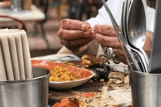 Image for article Should Asians Stop Eating With Hands? An Etiquette Expert Thinks So