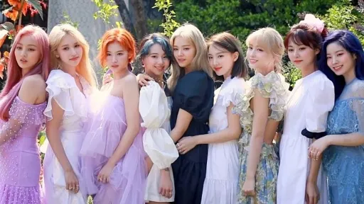 Image for article 22 K-Drama and K-Pop Stars with the Best Hairstyle and Colour