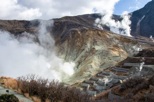 Image for article Japan Issues Volcanic Eruption Alert for Hot Spring Resort Town Hakone