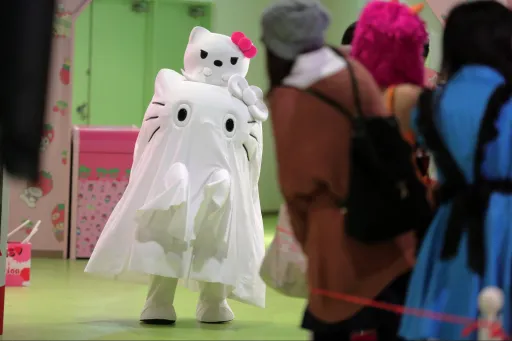 Image for article A Guide to Sanrio Puroland’s Halloween Party