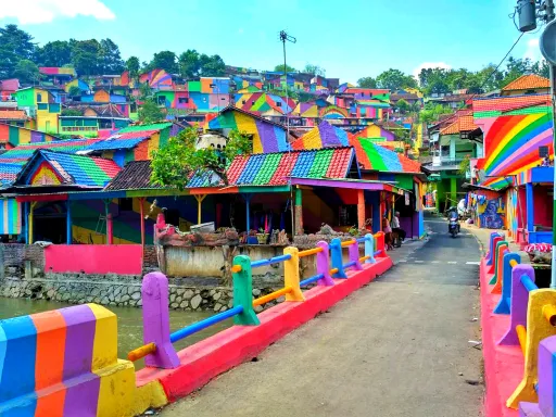 Image for article This Rainbow Village in Indonesia Will Fulfil Your Instagram Dreams