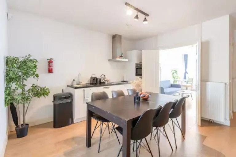 canal side Airbnbs in Jordaan