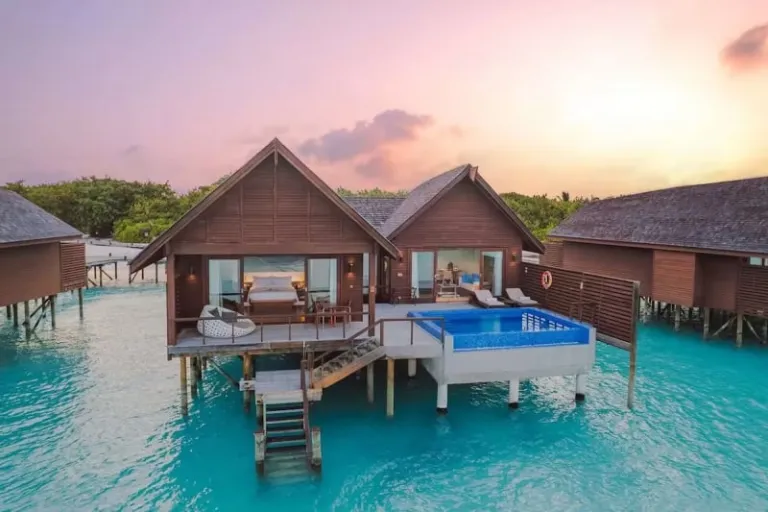 Overwater villa Airbnb Maldives 