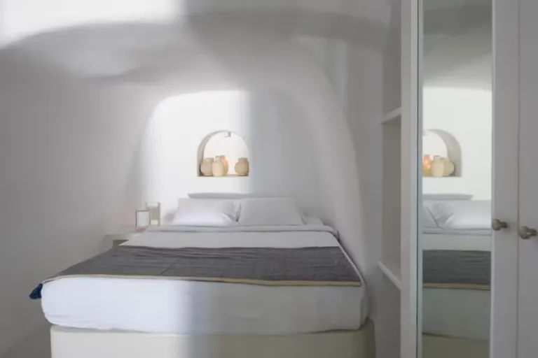 Cave Airbnb Oia Santorini 