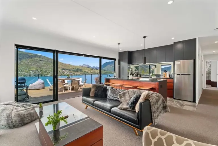 Lakefront Airbnbs in Queenstown