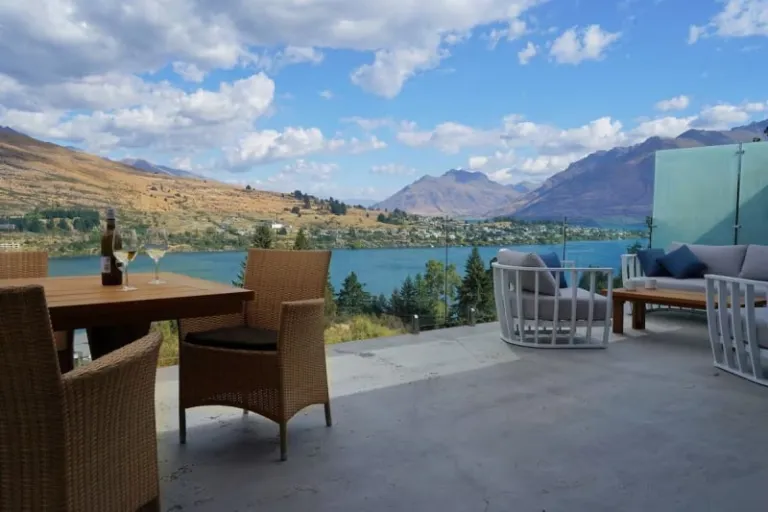 beautiful Lakefront Airbnbs in Queenstown