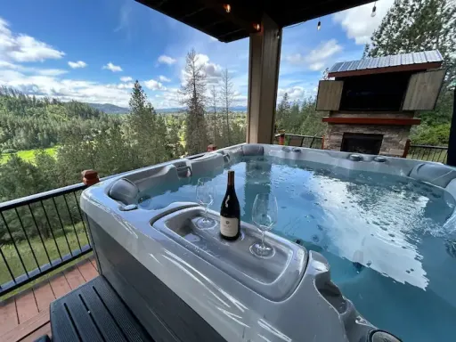 Image for article Airbnb Stays in Coeur d’Alene, Idaho: 8 Lakefront Vacation Homes, 2026