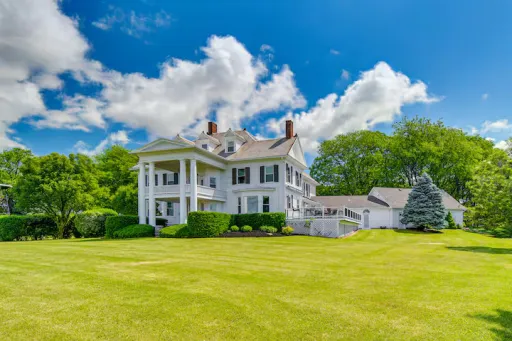 Image for article Airbnb Stays in Finger Lakes, New York: 8 Wine Trail Lakeside Homes