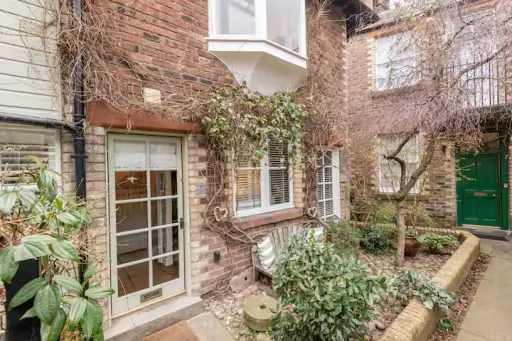 Image for article 8 Best Airbnb Stays in Edinburgh Near the Castle to Book in 2025