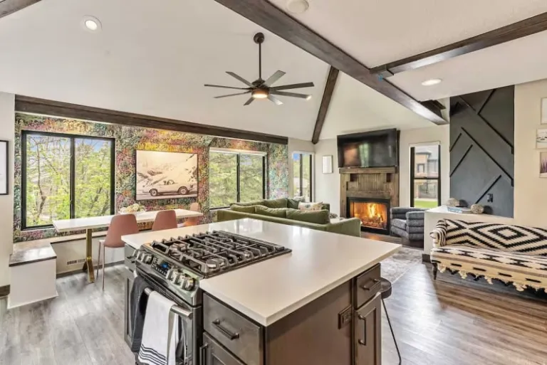 Airbnb stays in Park City with ski acess