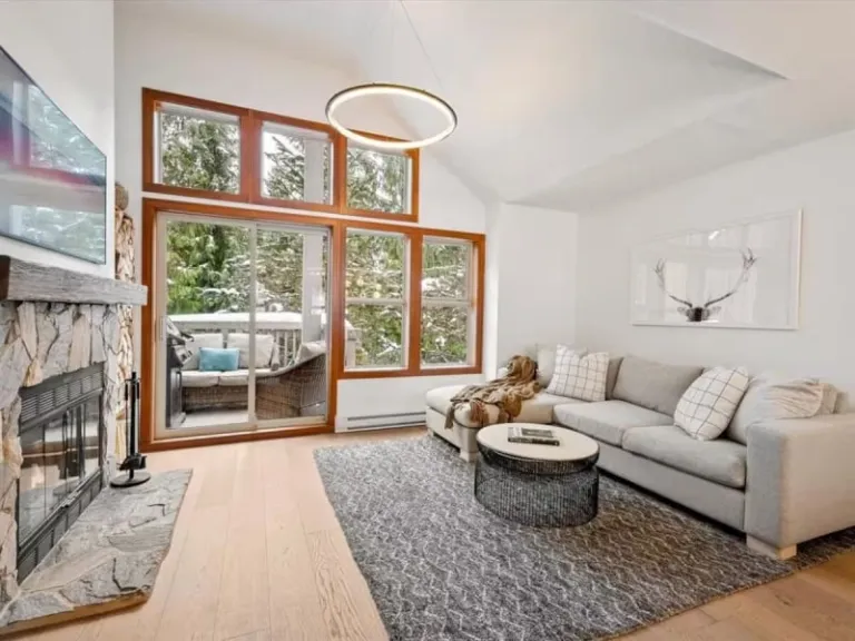 slope acess Airbnbs in Whistler ski