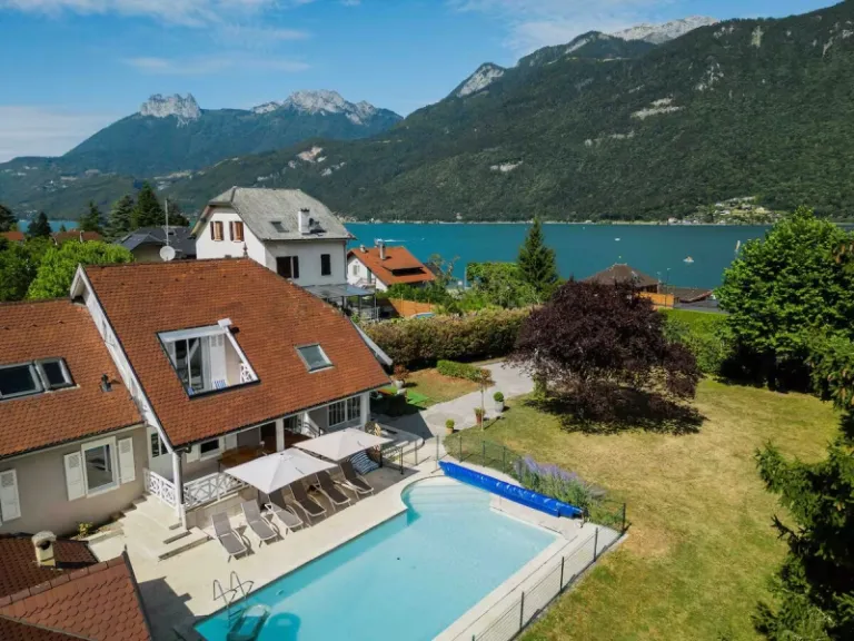 Airbnbs in Annecy with lake view