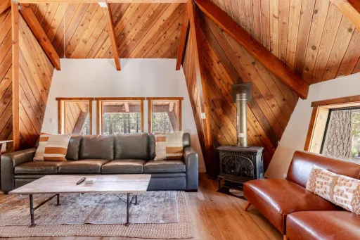 Image for article 8 Best Airbnb Stays in Mammoth Mountain, California to Book in 2025