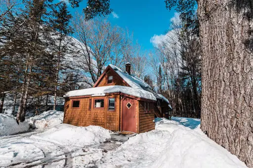 Image for article 8 Airbnb Stays in Sugarloaf, Maine for Winter Adventures