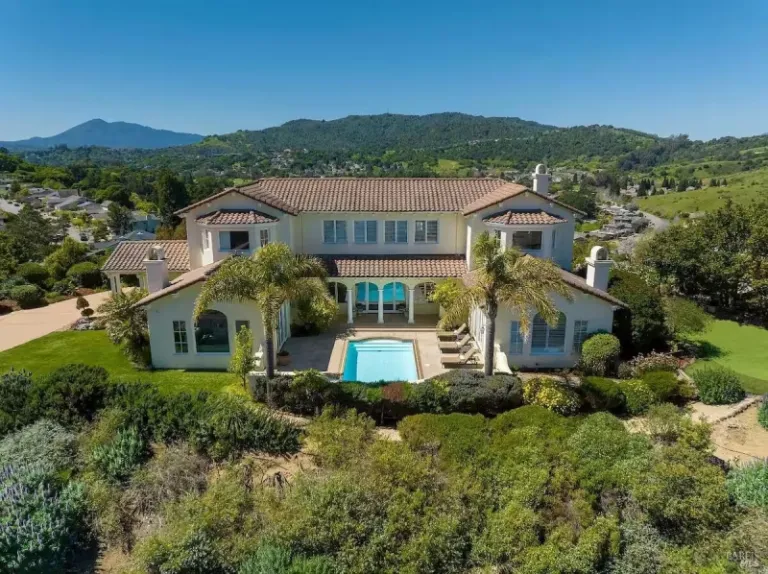 Airbnb stays in Napa Valley with a view and pool