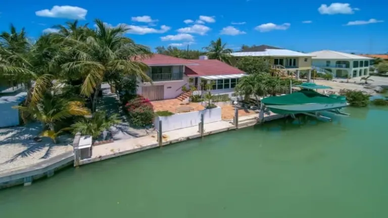 canal home Airbnbs in Florida Keys