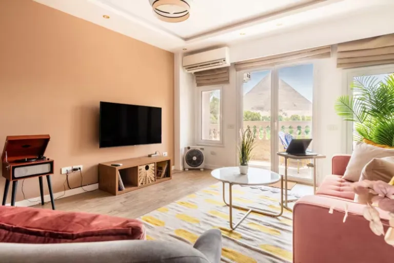 Airbnb Cairo with Pyramid View