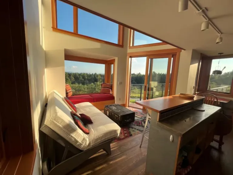 modern Airbnb stays in Adirondacks