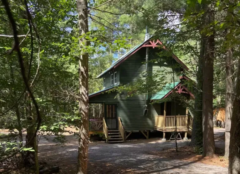tree house Airbnb stays in Adirondacks