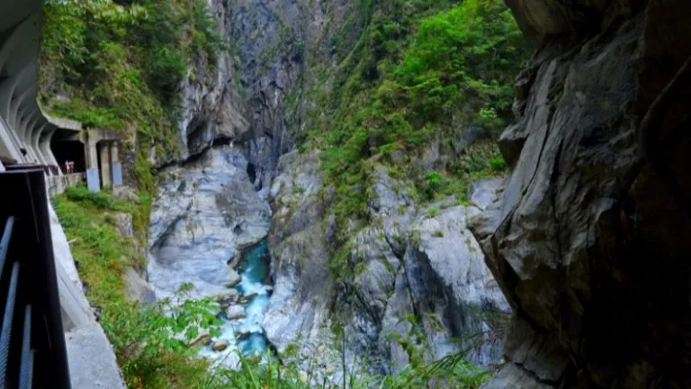 Tunnel of Nine Turns