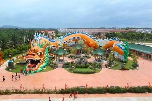 Image for article Walk Through the World’s Longest Dragon Tunnel in Yong Peng, Johor