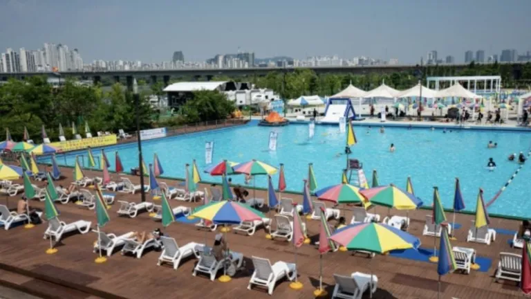 Yeouido Swimming Pool in Seoul