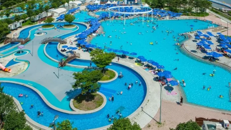 Ttukseom Swimming Pool in Seoul