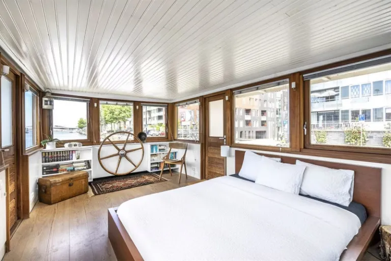 Airbnbs in Amsterdam