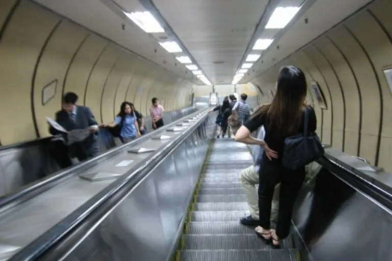 seoul subway escalator