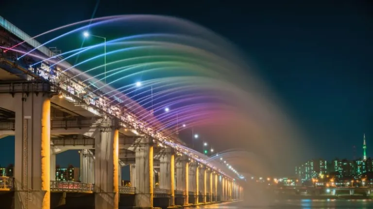 Banpo Bridge Moonlight Rainbow Fountain 