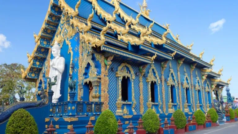 Wat Rong Suea Ten, blue temple in Chiang Rai