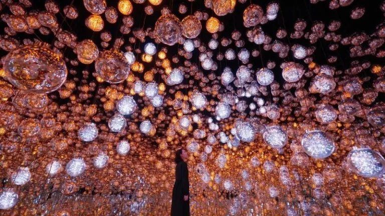 exhibition with hanging lights in teamLab borderless
