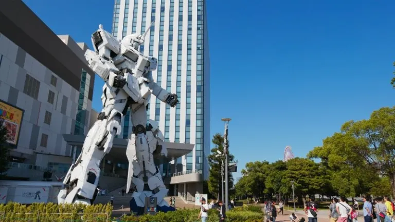 Unicorn Gundam statue outside DiverCity Tokyo Plaza