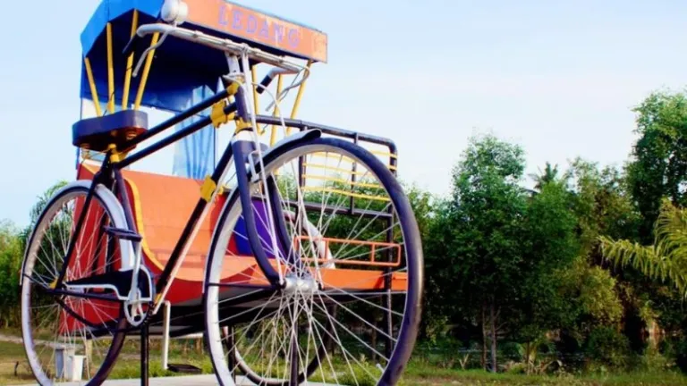 giant trishaw statue in Muar