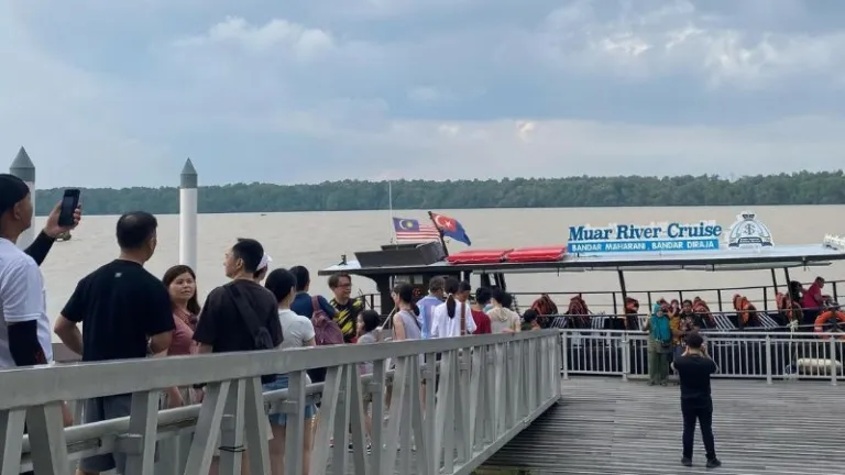 muar river cruise