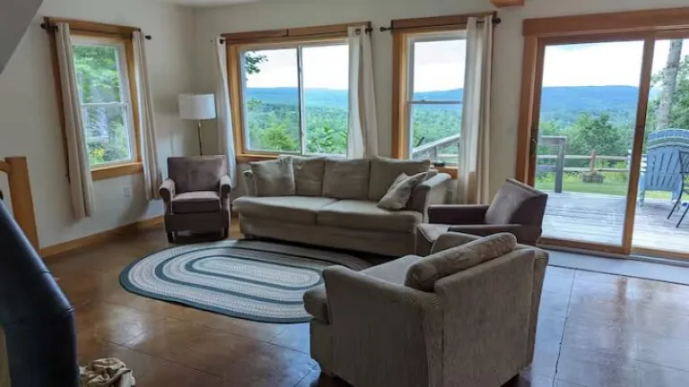 comfy Airbnb stays near Halcyon Ridge