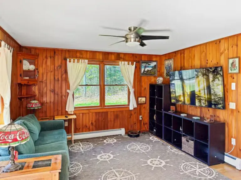 family friendly Airbnb stays near Halcyon Ridge