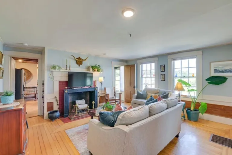 spacious Airbnb stays near Halcyon Ridge