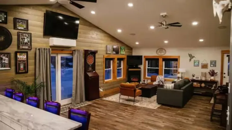 hilltop Airbnb stays near Halcyon Ridge