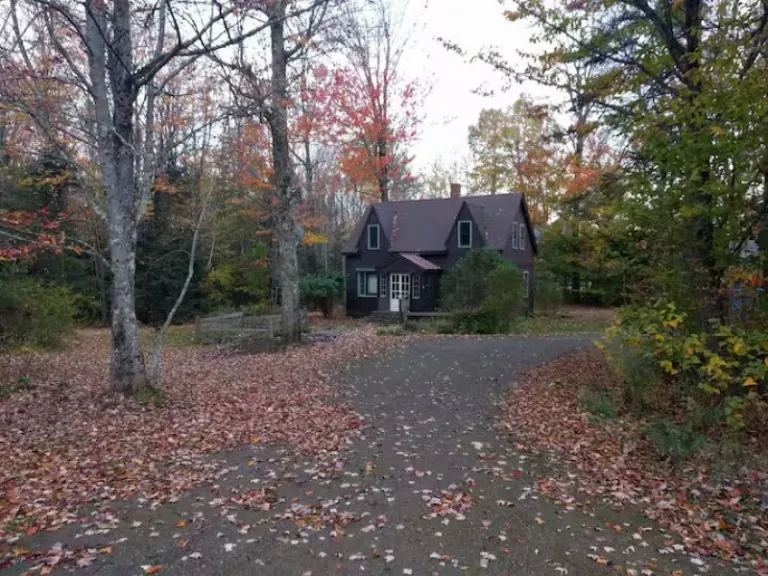 farmhouse Airbnb stays near Halcyon Ridge
