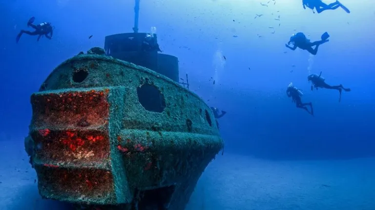 diving to a wrecked ship