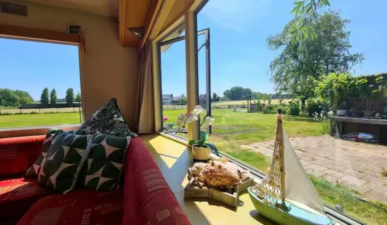 rustic airbnb stays to see tulip bloom in the Netherlands 